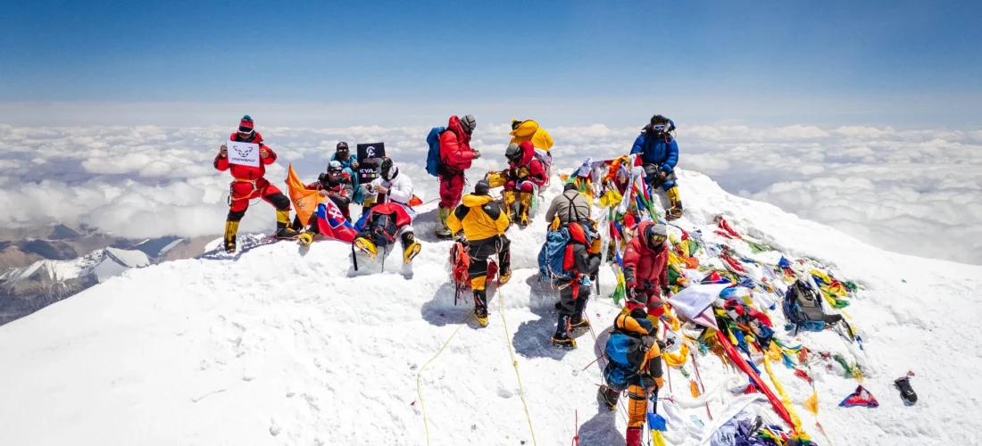 कैमरे के लेंस से Brave women scaled Mount Everest.